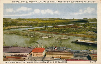 Entrée pacifique du canal de Panama montrant des sous-marins américains, vers 1920