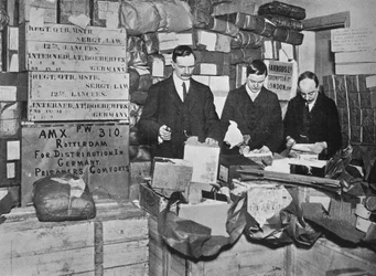 Emballage de cadeaux pour envoi aux prisonniers britanniques en Allemagne, 1915