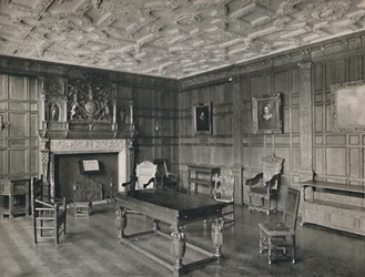 Salle lambrissée de l