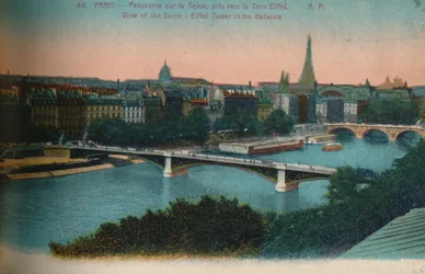 Panorama de la Seine avec la tour Eiffel au loin, Paris, vers 1920