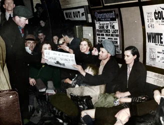 Vendeur de journaux dans le métro, Londres, vers 1940