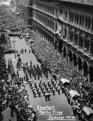 Parade au Cénotaphe, Martin Place, Sydney, Nouvelle-Galles du Sud, 1945 ou 1946