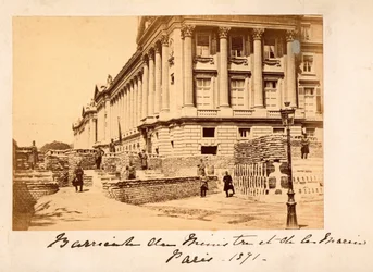 Commune de Paris (1871) : vue de la barricade de la Place de la Concorde devant le Ministère de la Marine à Paris. Photographie anonyme.