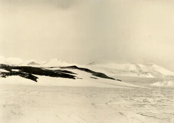 Partie de la chaîne de la reine Alexandra à 1500 pieds sur le glacier, vers 1908, 1909
