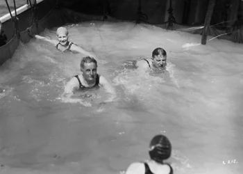 Passagers dans la piscine à bord d