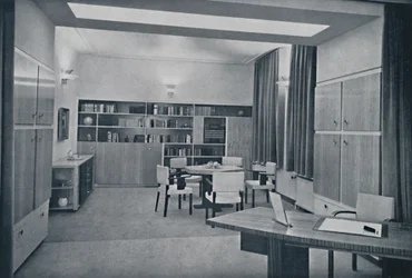 Paul Bromberg. Salle à manger et salon combinés dans une maison à Rotterdam, en ivoire, rouge-orange