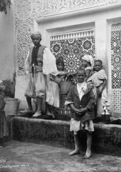 Personnes à un puits, Casablanca, Maroc, vers 1920-1930