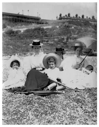 Personnes sur une plage, vers 1890-1909