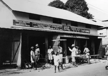 Personnes devant un établissement de pompes funèbres, Sierra Leone