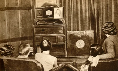Personnes regardant une première émission de télévision