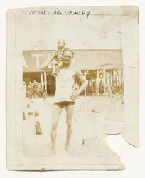 Photographie du Cpl. Lawrence Leslie McVey avec son fils, Lawrence McVey Jr., 1925