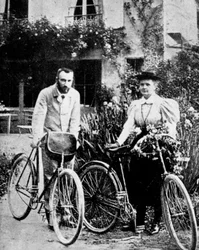 Pierre et Marie Curie, physiciens français, se préparant à faire du vélo