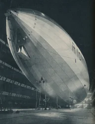 Prête à prendre son envol dans la vaste salle de son lieu de naissance, c1935