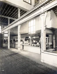 Stand de commodités publiques, avec carte postale, bonbons et cabines de sténographe public dans le Palais des Manufactures à l