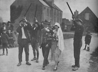 Superstitions païennes pittoresques qui survivent encore à Holy Island, vers 1935