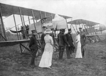 La reine Élisabeth de Belgique visitant des pilotes alliés, vers 1915