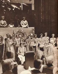 La Reine Elizabeth regarde son mari couronné le jour de son couronnement, 1937