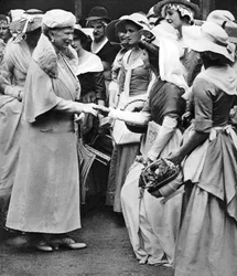 La reine Mary au vieux marché et foire de Westminster dans Deans Yard, Westminster, c1936