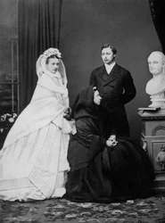 La reine Victoria avec le prince et la princesse de Galles le jour de leur mariage, 1863