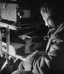 Opérateur radio du RAF Coastal Command à bord de son avion, vers 1940-1943