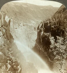 Arc-en-ciel dans la brume de la Rjukanfos, Norvège, vers 1905