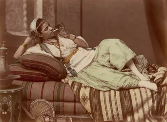[Femme allongée fumant], 1870-90