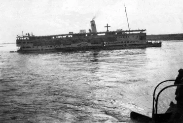 Bateau de la Croix-Rouge remontant le Tigre, Mésopotamie, Première Guerre mondiale, 1918