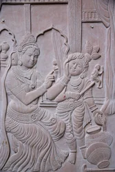Relief représentant le dieu hindou Krishna avec sa belle-mère Yashodha. Inde