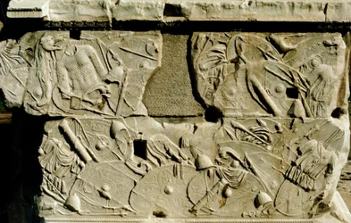 Relief représentant des boucliers et armures romains