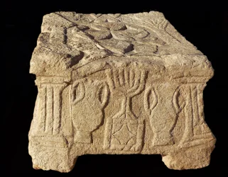Relief représentant une Menorah à sept branches, Synagogue de Magdala