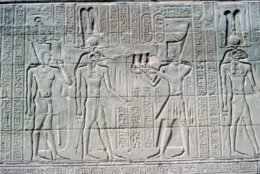 Relief du Pharaon devant Knum, Temple de Khnoum, périodes ptolémaïque et romaine