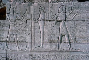 Relief montrant Ramsès II devant Ptah, Le Ramesseum, Temple de Ramsès II, Louxor, Égypte, vers 1250 av. J.-C.