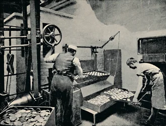 Retrait des biscuits du four, vers 1917