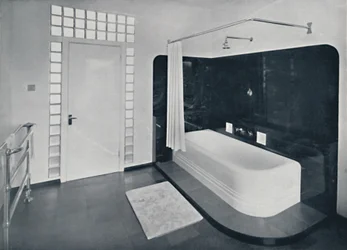 Robin Byng - Salle de bain à Grosvenor Square, Londres, montrant les blocs de verre Insulight fabriqués par Pilk
