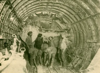 Coupe-rotatif en action dans le tube élargi de la ligne de chemin de fer City and South London, c1930