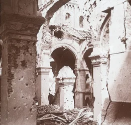 Église en ruines, Albert, nord de la France, vers 1914-1918
