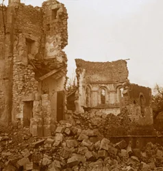 Église en ruine, Trésauvaux, nord de la France, c1914-c1918
