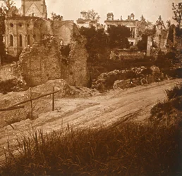 Église et château en ruines, France, vers 1914-1918