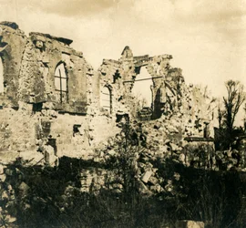 Église en ruine à Dreslincourt, nord de la France, vers 1914-1918