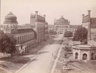 Rumi Darwaza et portail du Bara Imambara avec 