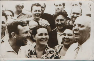 Le cosmonaute russe Youri Gagarine avec sa femme, 1962