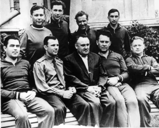 Ingénieur en fusées russe Sergey Korolyov avec des cosmonautes, Crimée, URSS, c1960