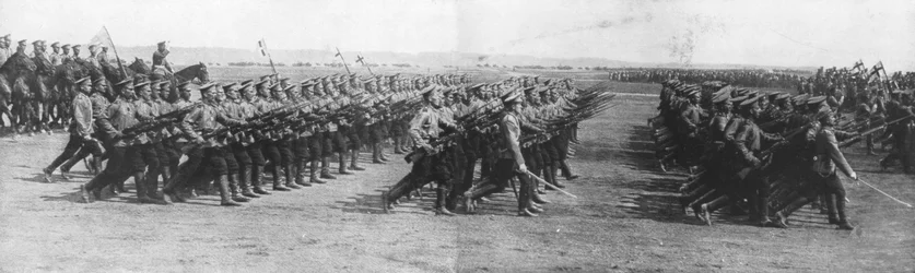 Troupes russes défilant lors de la visite du Président français Raymond Poincaré en Russie, 22 juillet 1914