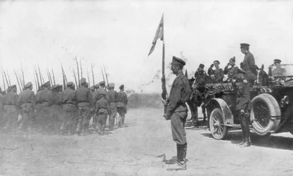 Troupes russes défilant devant Alexandre Kerensky, Première Guerre mondiale