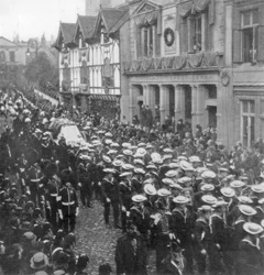 Marins tirant le chariot funèbre portant le cercueil de la reine Victoria, Windsor, Berkshire, 1901
