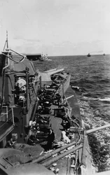 Marins dormant sur le pont supérieur du cuirassé britannique HMS Malaya, c1940-c1941