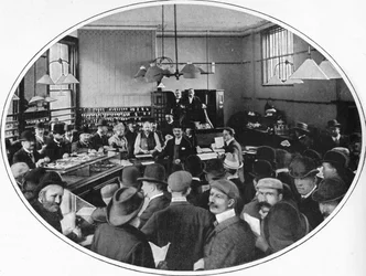 Vente de biens non rachetés chez Debenham, Storr and Sons, salles de vente, Londres, c1903