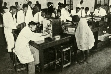 Scènes dans un collège indigène - Étudiants dans le laboratoire de physique, vers 1948