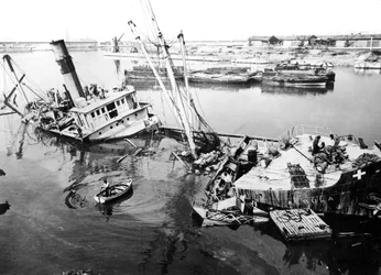 Navire sabordé dans le port de Marseille, France, vers 1945-1949