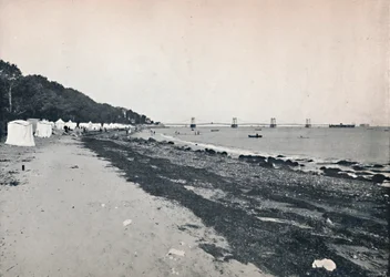 Vue sur mer - La plage de baignade et le pont suspendu, 1895